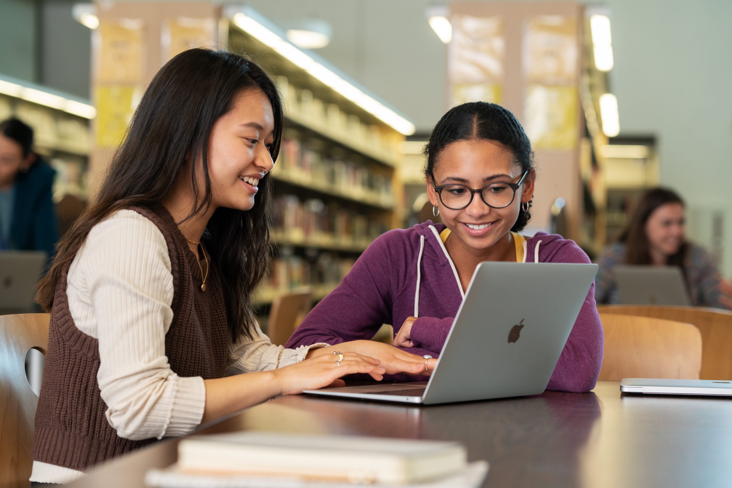 students using mac in the library